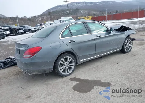 2018 Mercedes-Benz C 300 4Matic z USA, uszkodzony, nr VIN 55SWF4KB6JU275369
